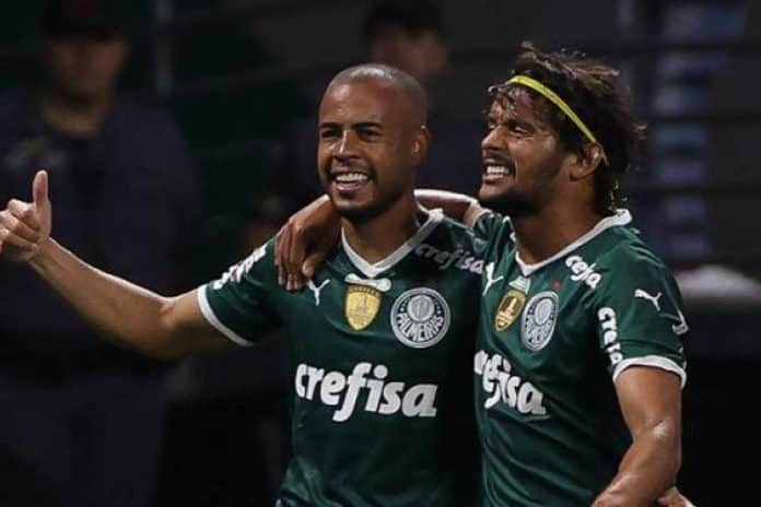 Lateral Mayke do Palmeiras ao lado de Gustavo Scarpa, ex-Palmeiras