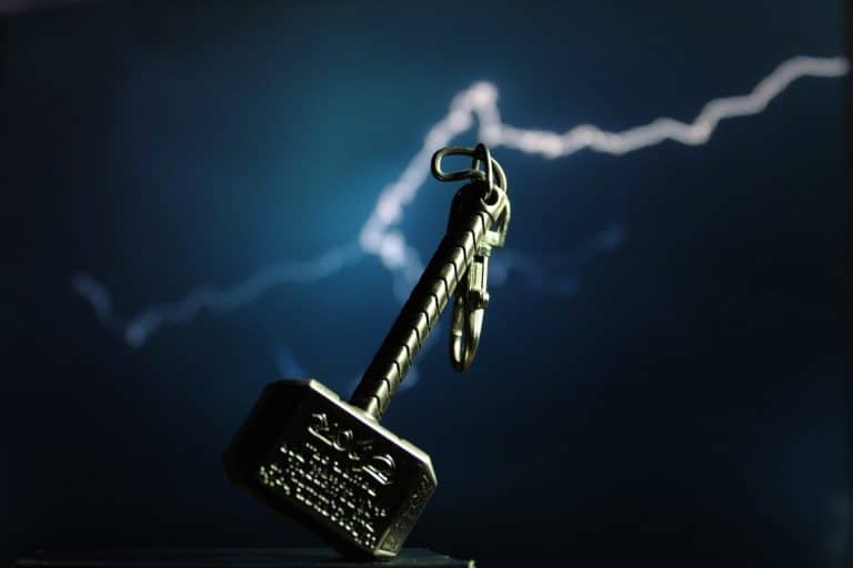 Martelo do Thor com raios ao fundo