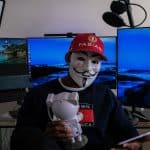 Mascarado segurando robô e tablet Boitumelo Phetla