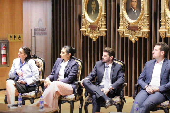 Parlamentares da Costa Rica discutem lei bitcoin no país