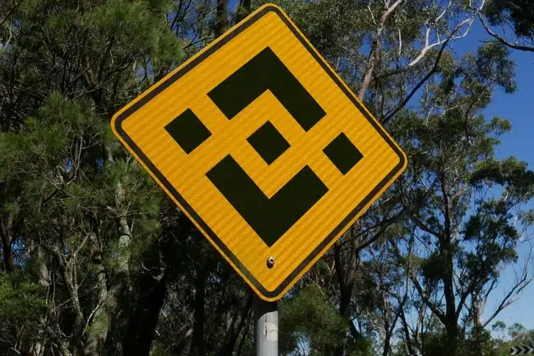 Placa de trânsito com símbolo da Binance