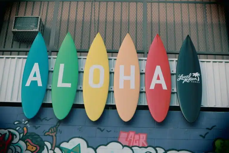 Pranchas de surfe com a escrita Aloha, tradicional do Havaí