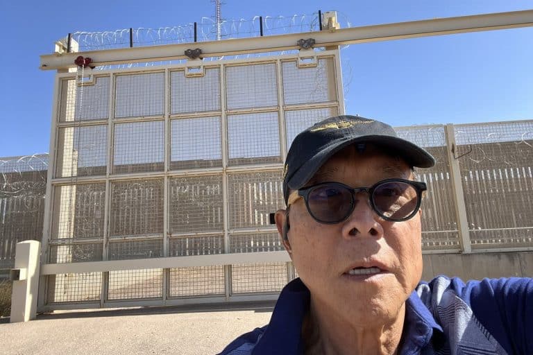 Robert Kiyosaki autor do Pai Rico, Pai Pobre e economia doente com bitcoin ouro e prata