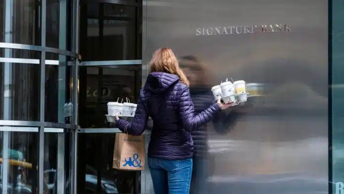 Um trabalhador chega à sede do Signature Bank em Nova York, EUA, 12 de março de 2023. REUTERS/Eduardo Munoz