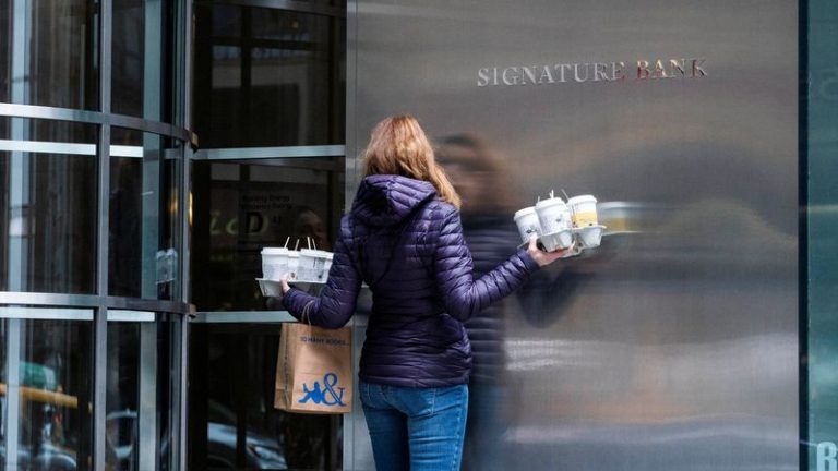 Um trabalhador chega à sede do Signature Bank em Nova York, EUA, 12 de março de 2023. REUTERS/Eduardo Munoz