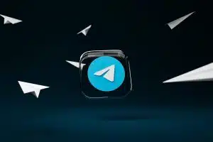 Símbolo do Telegram com aviões de papel próximo
