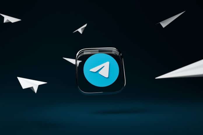 Símbolo do Telegram com aviões de papel próximo