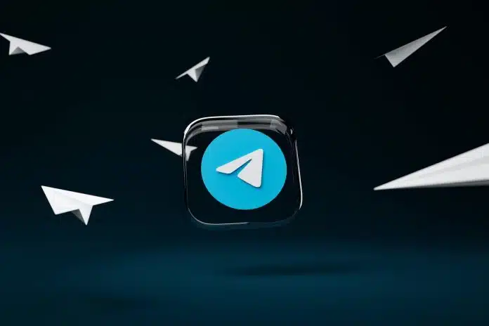 Símbolo do Telegram com aviões de papel próximo