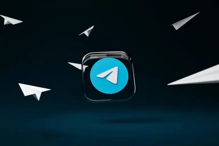 Símbolo do Telegram com aviões de papel próximo