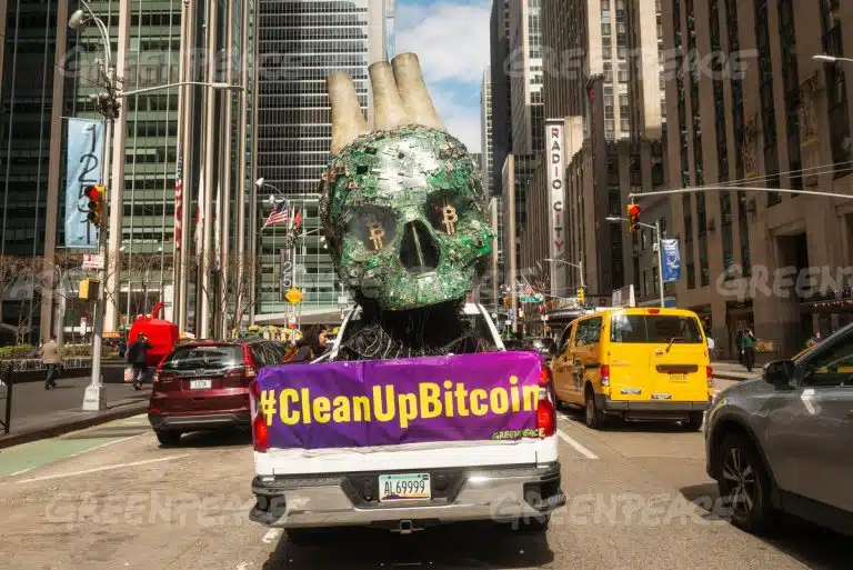 Greenpeace ataca BlackRock, Mastercard e outras empresas que apoiam o Bitcoin