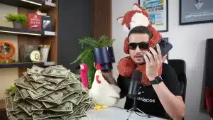 Guilherme Rennó, do canal Criptomaníacos, ligando para o Greenpeace para doar bitcoin.