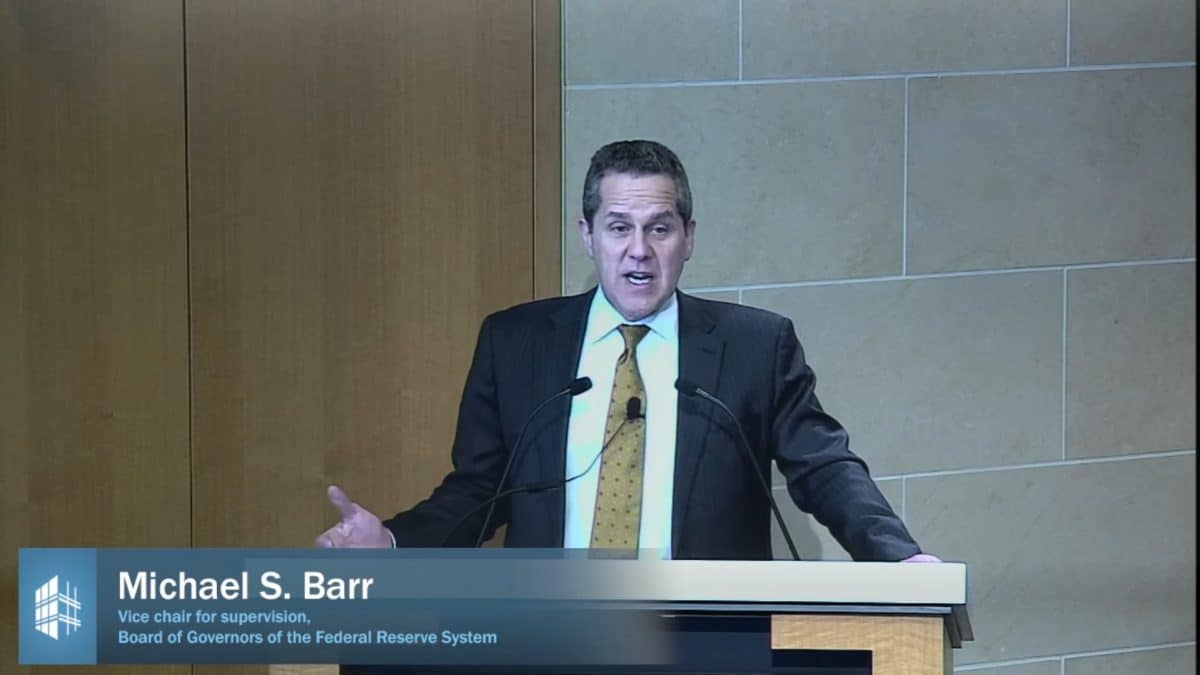 Michael S. Barr, vice-presidente do Federal Reserve, falando sobre criptomoedas.