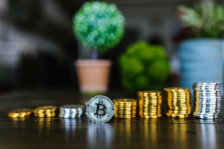 Moedas de Bitcoin. Foto: RODNAE Production/Pexels.