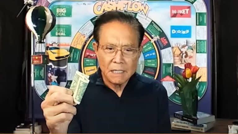 Robert Kiyosaki, autor do livro Pai Rico, Pai Pobre, mostrando nota de dólar. Fonte: YouTube/Reprodução.