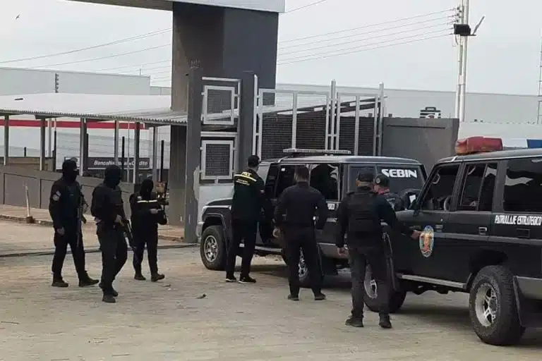 Agentes da polícia da Venezuela em frente a prédio supostamente de mineração de bitcoin