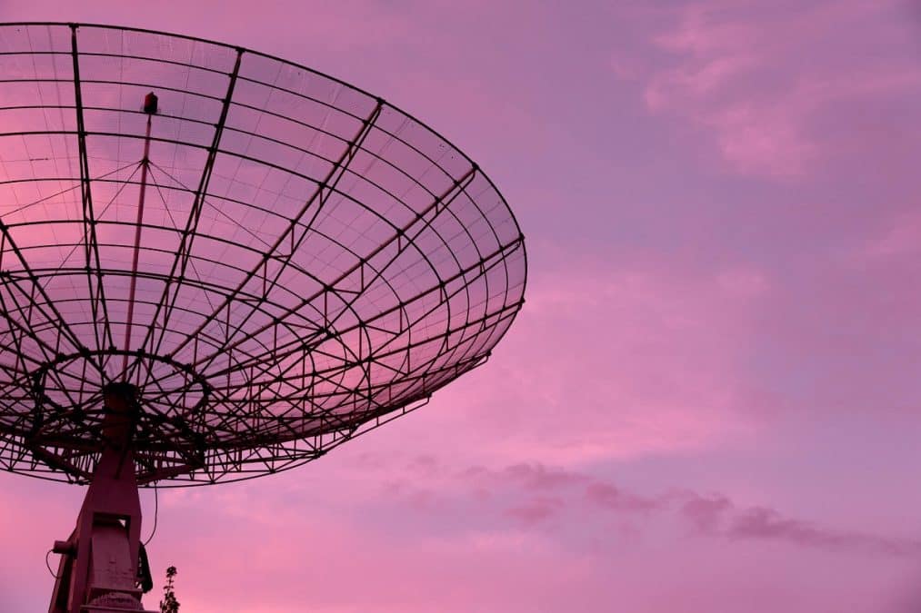 Antena apontada para céu