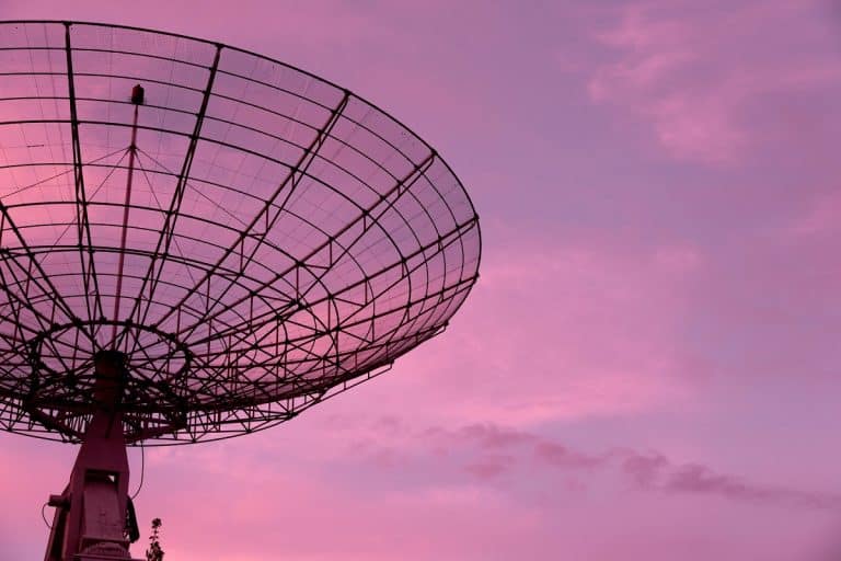 Antena apontada para céu