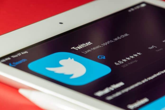 Aplicativo do Twitter, com fundo vermelho suspende