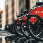Bicicletas com a imagem do Santander nas ruas