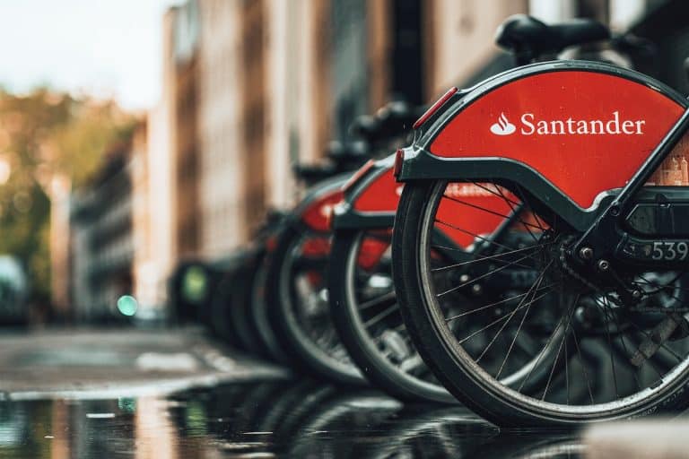 Bicicletas com a imagem do Santander nas ruas