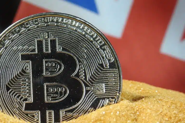 Bitcoin com bandeira do Reino Unido ao fundo