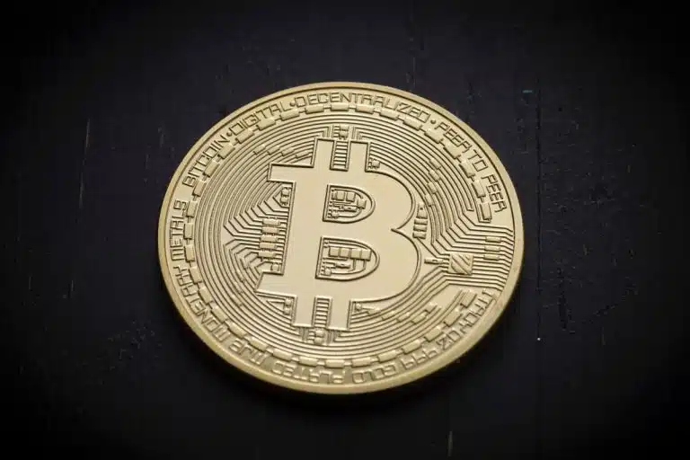 Bitcoin com fundo preto