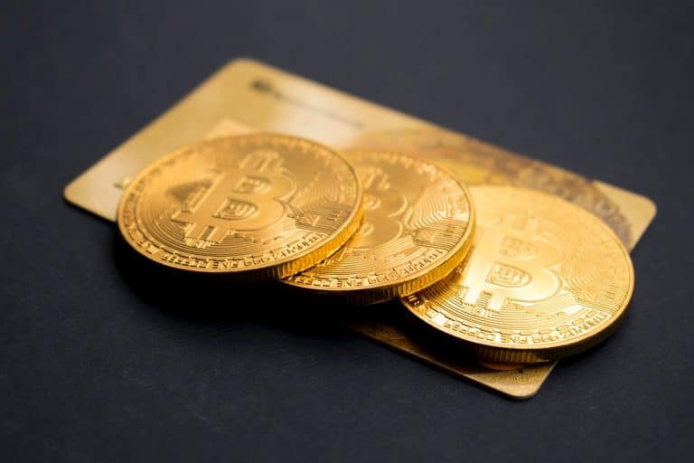 Bitcoin em moedas simbólicas sobre cartão