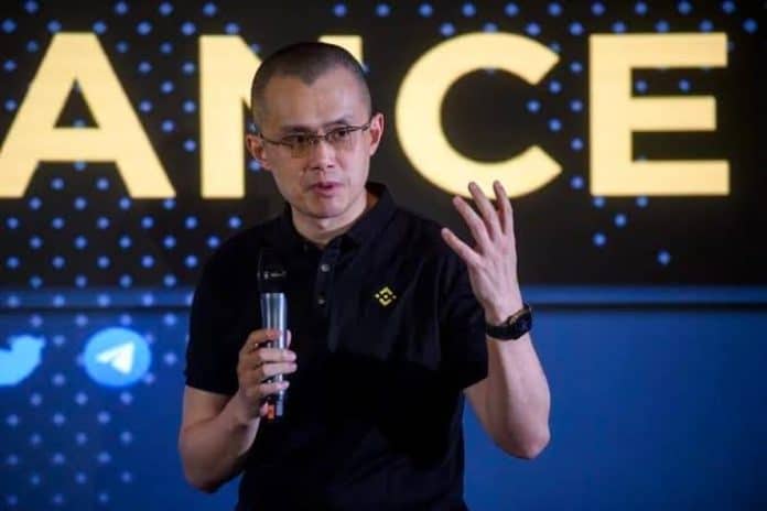 CEO da Binance fazendo o número 4 com as mãos