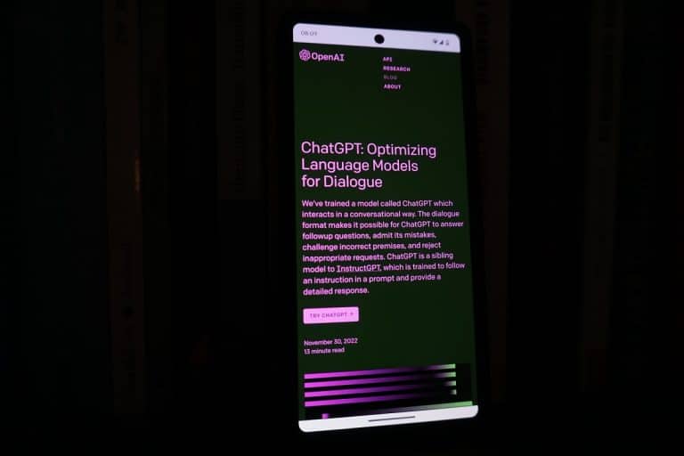 Celular com a imagem do ChatGPT