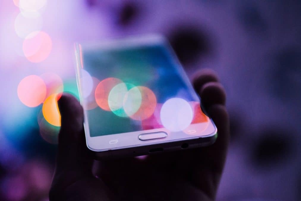 Celular em destaque com imagens coloridas