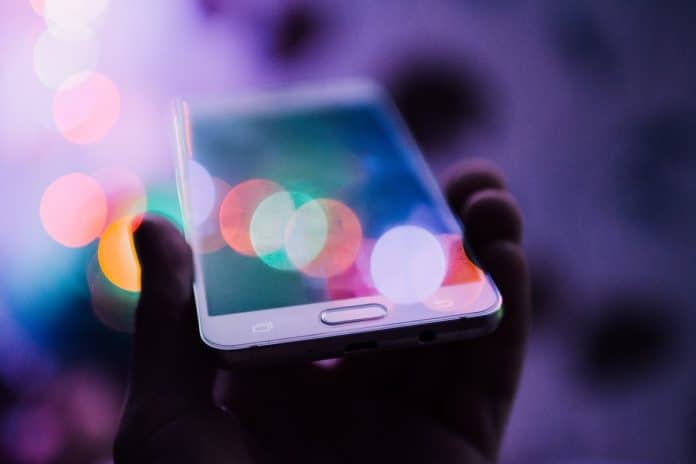 Celular em destaque com imagens coloridas