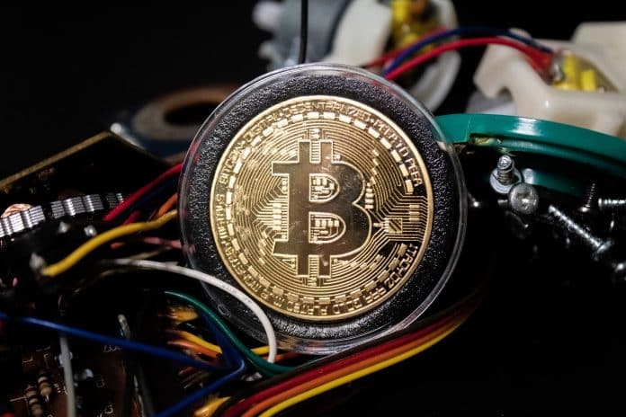 Circuitos eletrônicos próximo de moeda simbólica de bitcoin