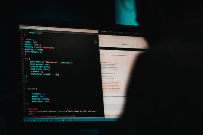 Hacker em invasão de computador