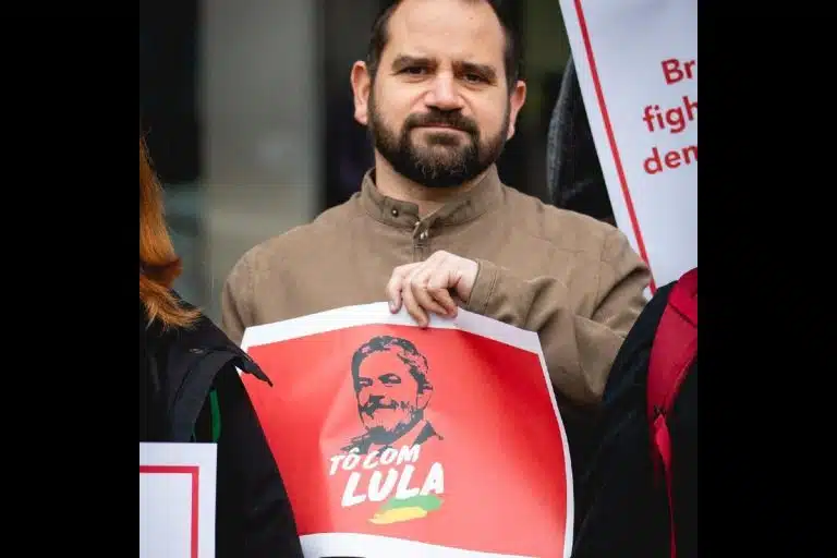 José Gusmão, eurodeputado, com cartaz de apoio ao presidente do Brasil, Lula