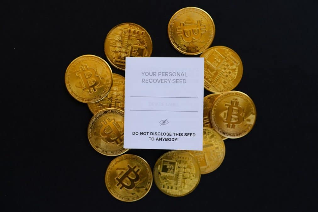 Moedas de bitcoin simbólicas com papel para guardar a senha de uma carteira