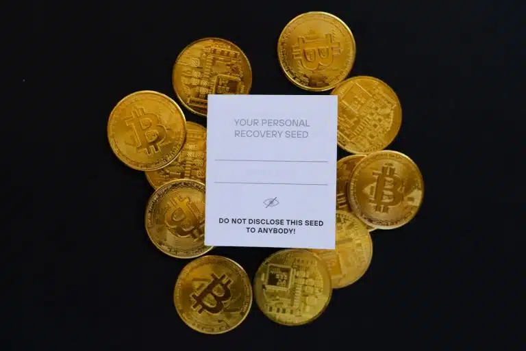 Moedas de bitcoin simbólicas com papel para guardar a senha de uma carteira