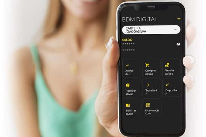 Mulher segurando aplicativo da BDM Digital
