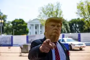 Pessoa com uma máscara do ex-presidente dos EUA, Donald Trump
