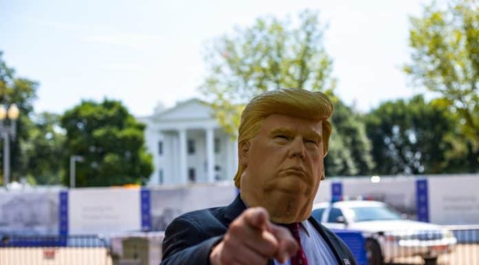 Pessoa com uma máscara do ex-presidente dos EUA, Donald Trump