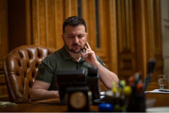 Presidente da Ucrânia conversando pelo telefone