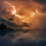 Raio em meio a céu laranja lightning network do bitcoin