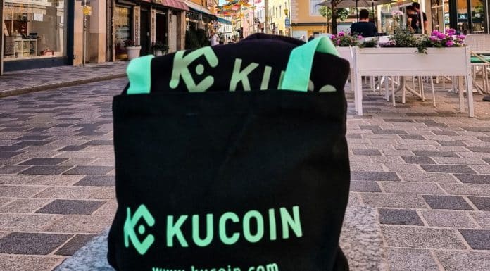 Símbolo da corretora Kucoin em bolsa na rua