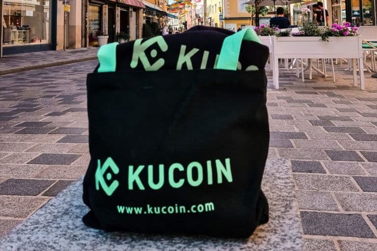 Símbolo da corretora Kucoin em bolsa na rua
