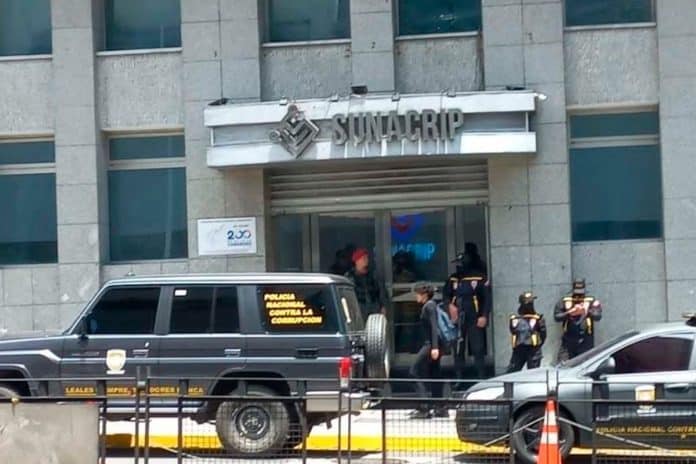 Viaturas da polícia contra corrupção na Venezuela em frente a prédio da SUNACRIP, divisão de criptomoedas do país Crédito Roison Figuera