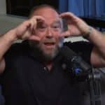 Alex Jones, radialista americano, contando como conheceu o Bitcoin. Fonte: YouTube/Reprodução.