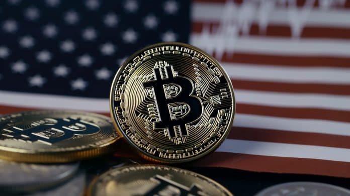 Moedas de Bitcoin e bandeira dos EUA. Midjourney.