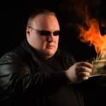 Kim Dotcom segurando notas de dólar pegando fogo. Midjourney.