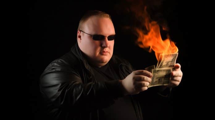 Kim Dotcom segurando notas de dólar pegando fogo. Midjourney.