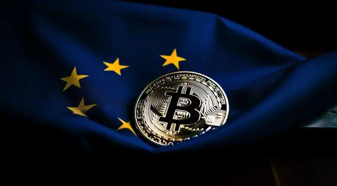 Bandeira da União Europeia e moeda de Bitcoin. Midjourney.