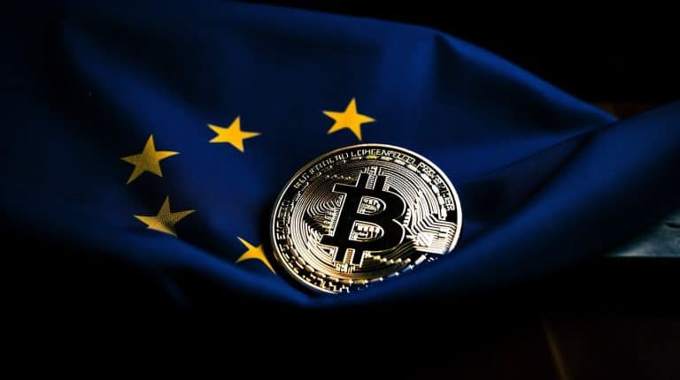 Bandeira da União Europeia e moeda de Bitcoin. Midjourney.